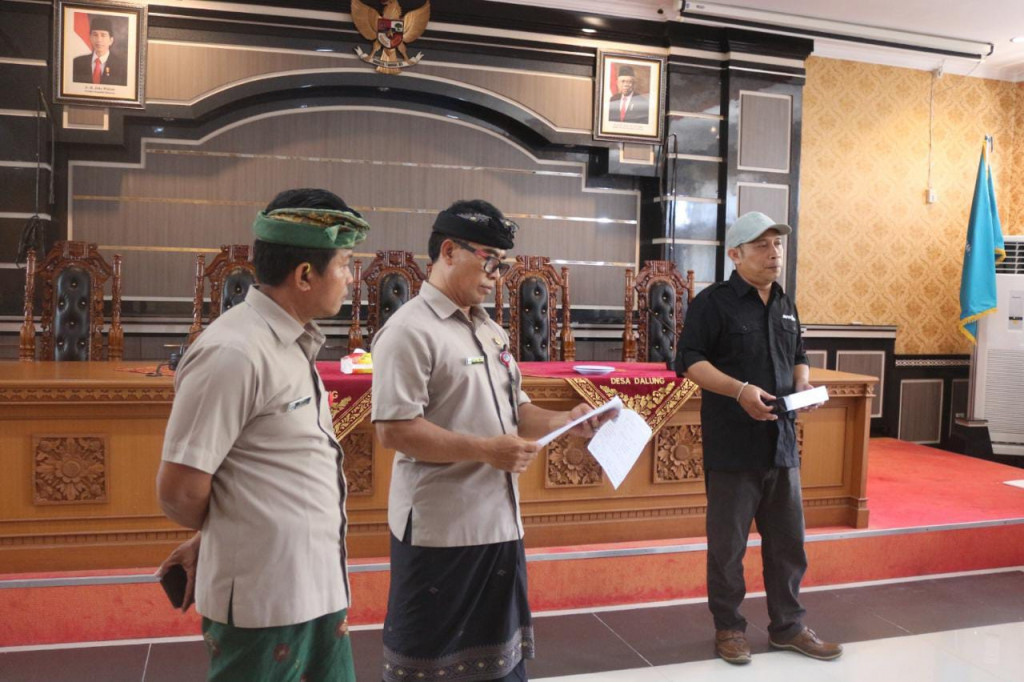 Penyerahan Alat Set Top Box kepada Masyarakat di Desa Dalung